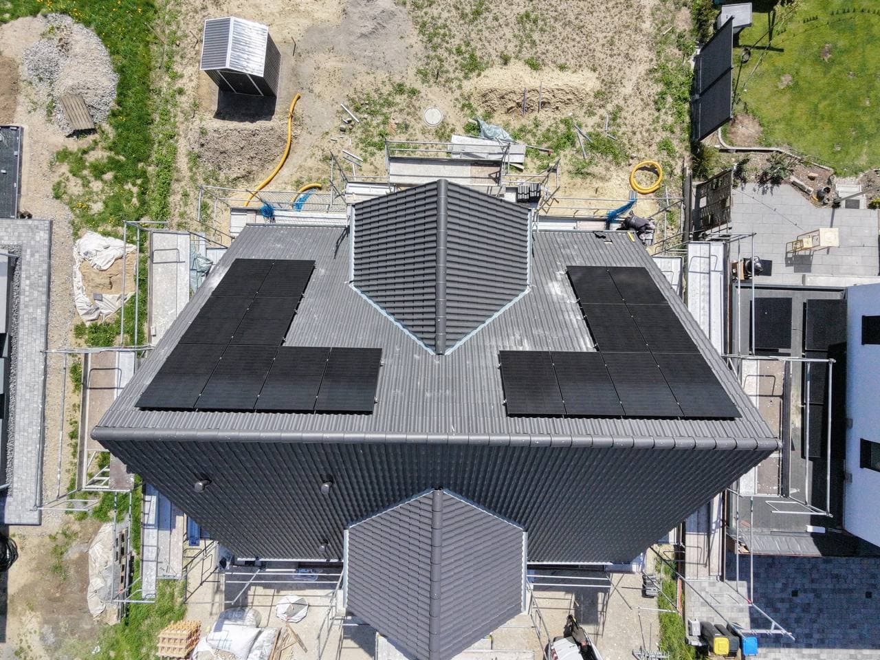 Schwarze Photovoltaikmodule auf einem anthrazitfarbenen Dach