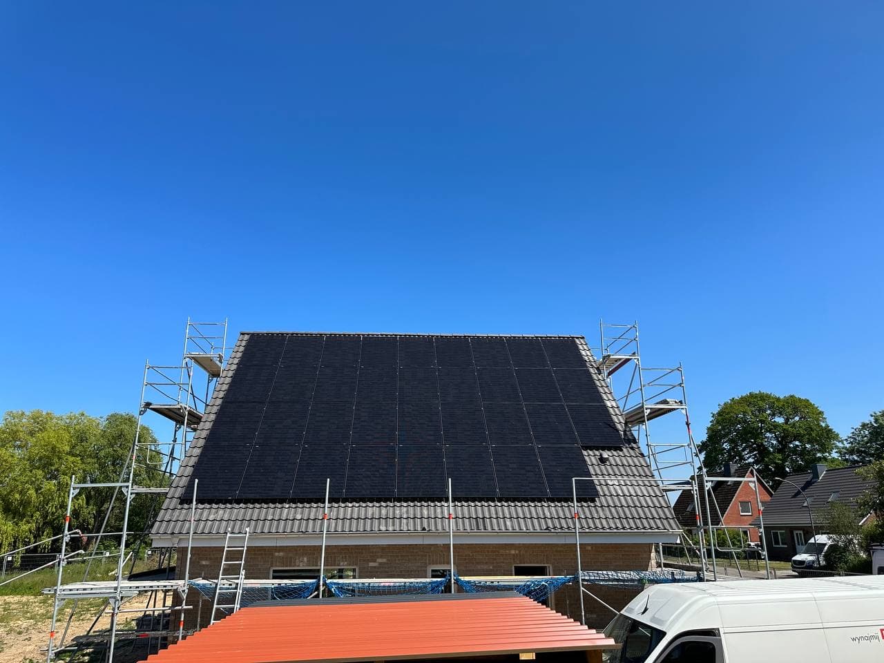 Aufdach-Photovoltaik mit Blick auf die Nachbarschaft